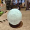 lampara esfera de selenita luz blanca